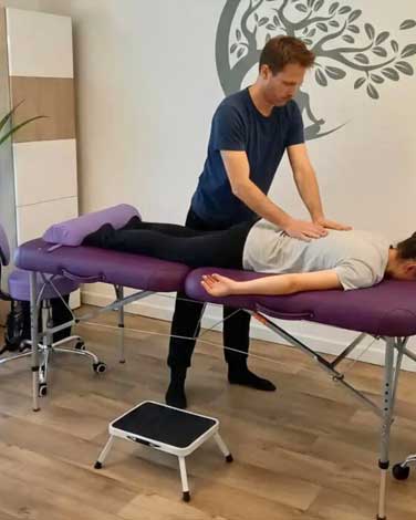 Erwan Legrand pratiquant le magnétisme sur une personne allongée sur table