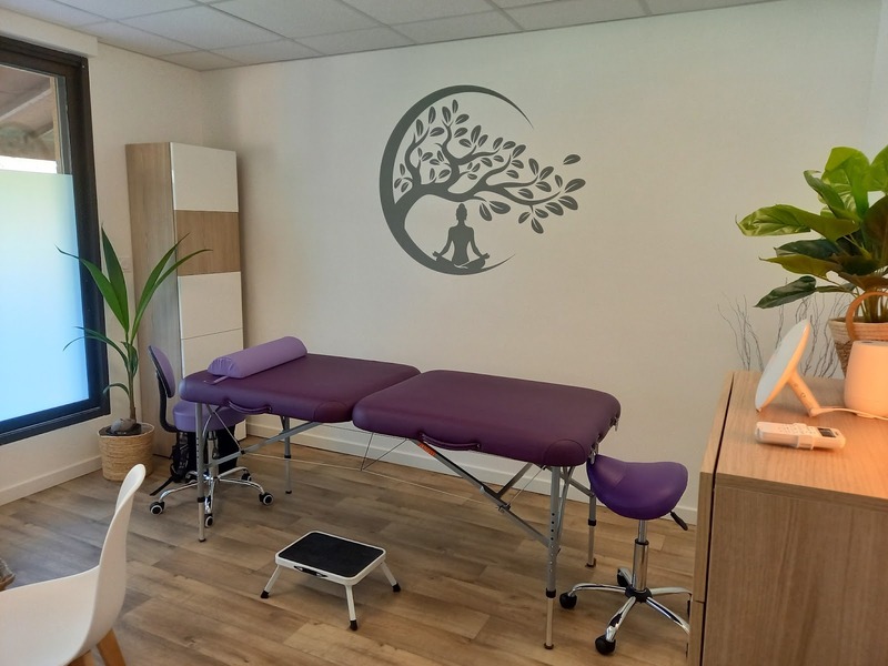 Intérieur du cabinet d'Escalquens, table de soin violette avec arbre de vie au mur