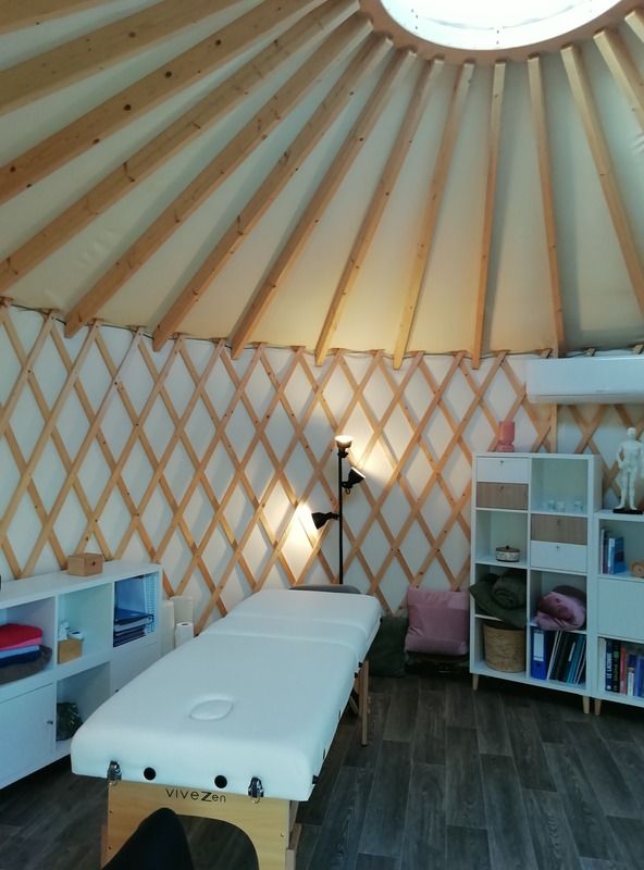 Intérieur du cabinet de Nailloux, ambiance yourte en bois