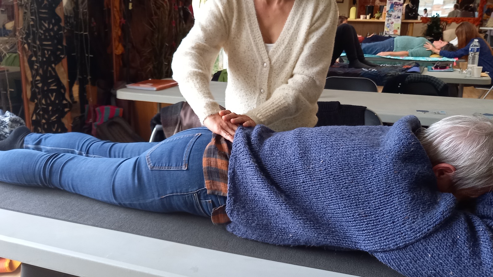 Séance de soin énergétique pendant un stage Formatea
