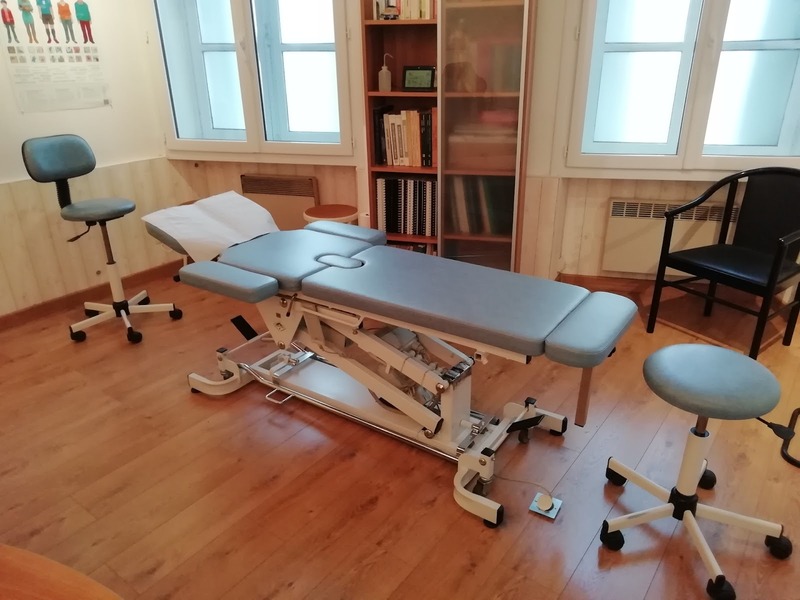 Intérieur du cabinet de Toulouse, table de soin au sein d'un cabinet d'ostéopathie